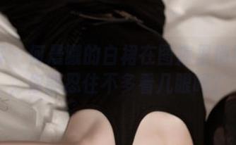 青豆客 – 何晨曦的白裙在图库里悄然绽放，你能忍住不多看几眼吗？