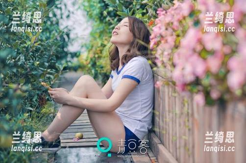 青豆客 - 制服诱惑？黄梦羡在这些图片中巧妙反转