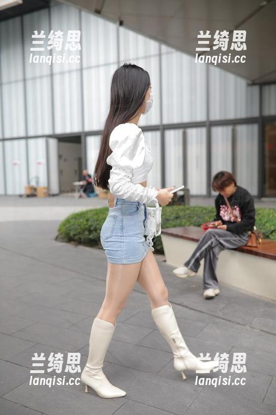 魔镜街拍这白色包臀裙真心不简单,图集中一探究竟 魔镜街拍这白色包臀裙真心不简单,图集中一探究竟